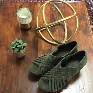 NWOT Chic Suede Wedge Sandals 🌸